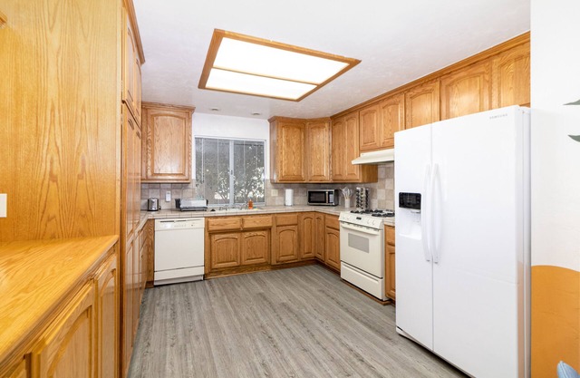 🧡9 min to University,Parking, 4BR/2BA, Sleeps 10, Boho Style🌼