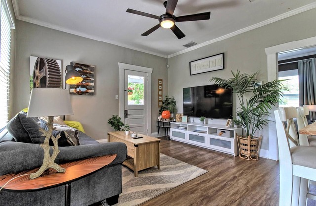 9 Mins to Downtown Tampa, Full Kitchen, King Bed, Balcony, Smart TV's