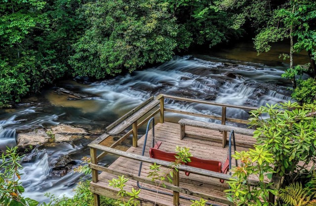 #9 Waterfall Retreat-King/Full Suite-Fire Pit-Riverfront-Rockers- No Pets