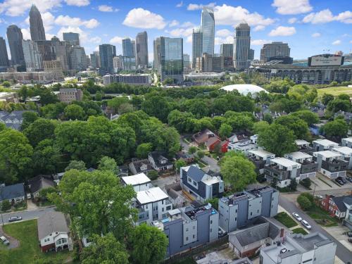 906 Westbrook B City Views Rooftop Hot Tub and Short Walk to Stadium
