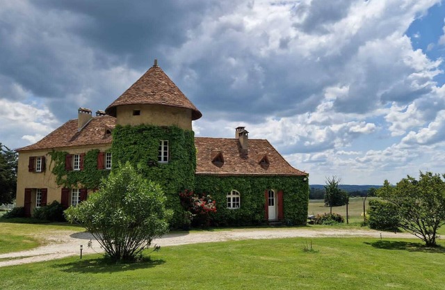 A 10 km de Bergerac, Maison de Campagne Avec Piscine et Tennis Privés