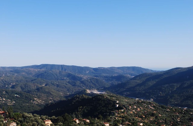 A 2 bedrooom 2 bath home home with stunning, elevated views, 24km from the sea.