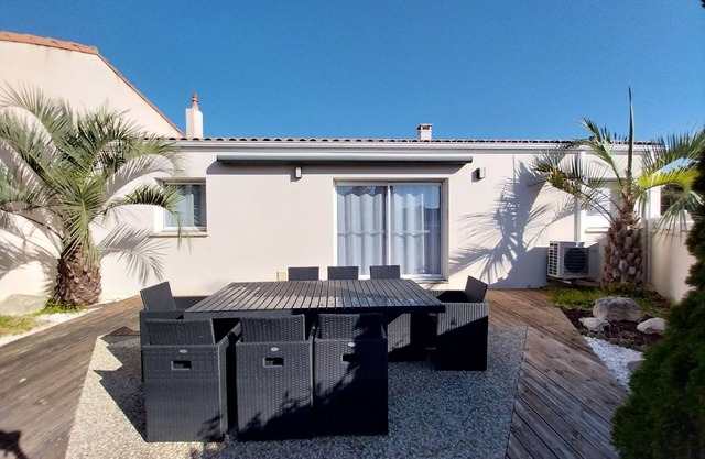 A 300 m Plage 800 m Commerces 6 Couchages 107 m2- 4 Plain-pied Internet