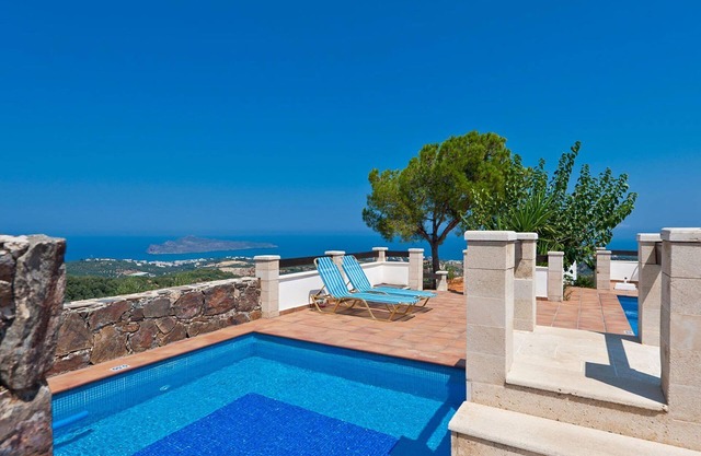 A 4-Bedroom Villa with gorgeous sea views, 11 km from Chania