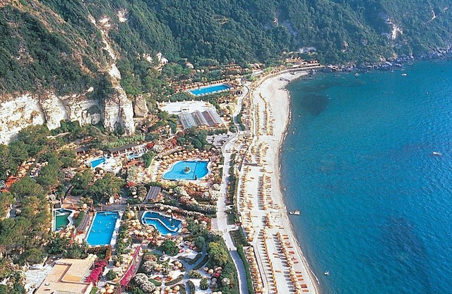 A 5-minute walk to the sea and the famous Poseidon Gardens.