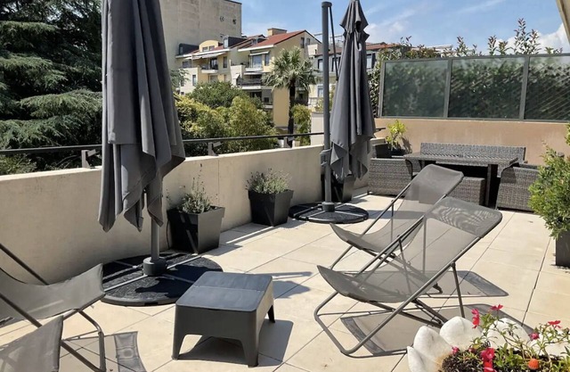 A 8mn à Pied du Festival et de la Plage, Magnifique Toit Terrasse, Box, Piscine