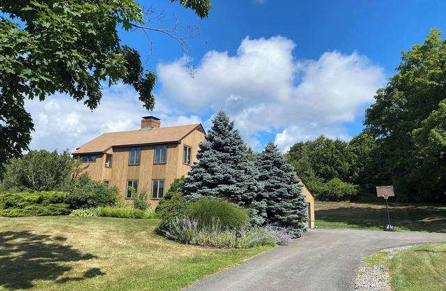 A BEAUTIFUL 3 BEDROOM/2.5 BATH HILLTOP HOME IDEAL FOR GREAT ESCAPES,