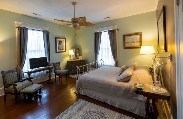 A beautiful spacious room in a historic house right downtown by the waterfront.
