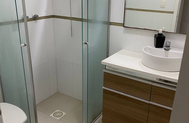 Aluga-se- 1 quarto, 1 ban, .cozinha compartilhada,1 garagem p/casal ou mulher.