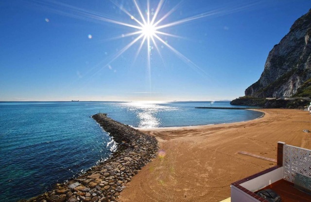A bright modern studio apartment, with private balcony oerlooking Sandy Bay