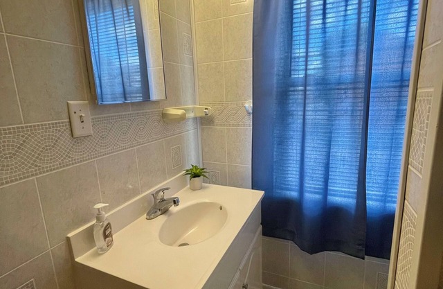 A charming 2 bedroom apartment a few blocks from Dickson college