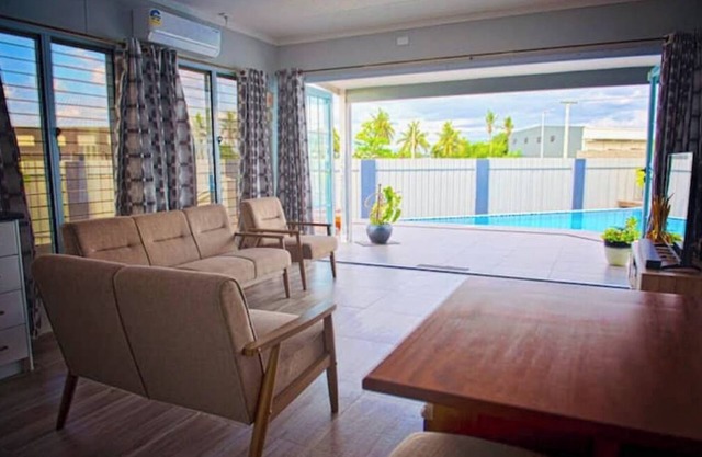 A charming 3 bdrm house with pool, AC and free parking near essential amenities