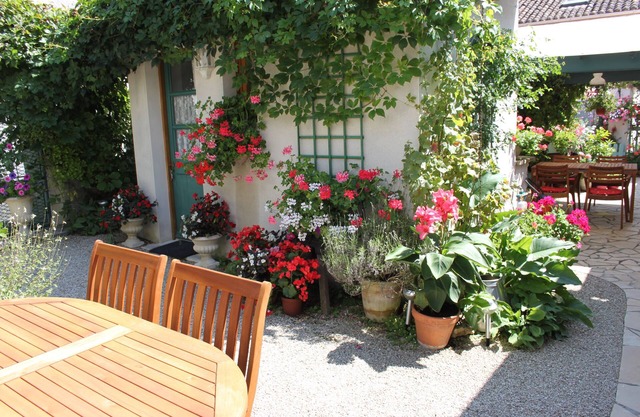 A Charming Charentaise Converted Barn with courtyard garden and barbecue