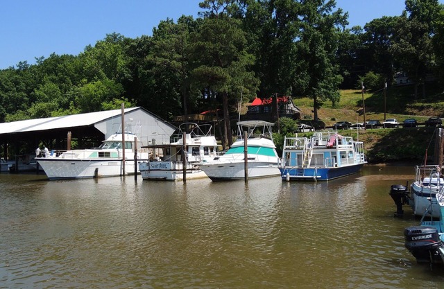 A Cozy And Classic Hatteras 43' Yacht In One Of The Best James River Locations