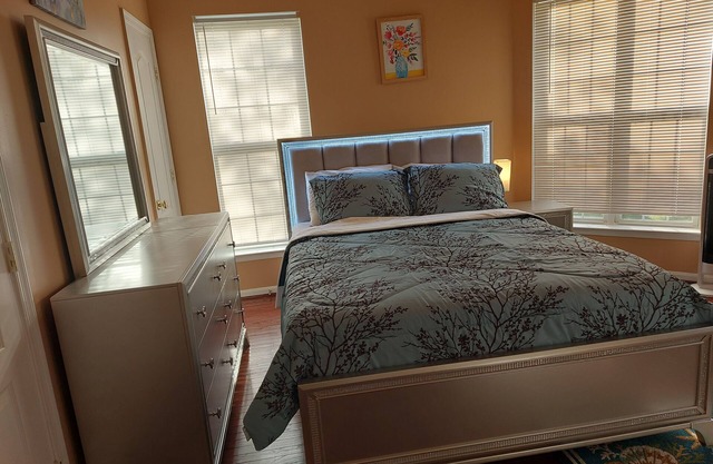 A cozy bedroom in a house in the heart of Bowie Maryland. 10 to 15 minutes to DC