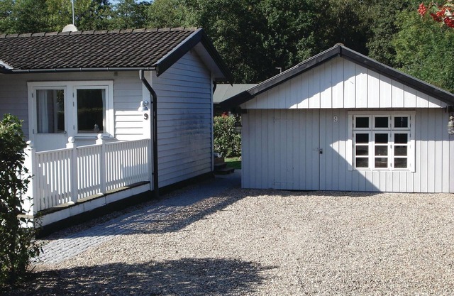 A cozy cottage with a cozy layout by Tårup Strand, which offers exceptional nature experiences.