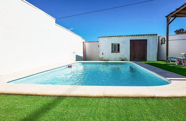 A few kilometers from the beautiful sandy beaches of the Andalusian Atlantic coast, this spacious va