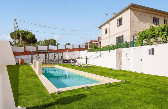 A few kilometers from the Catalan coast welcomes you this beautiful vacation home with pool.