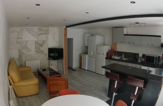 A floor for each one. Home; 3 rooms, 3 bathrooms, 4WC. Down town. Patio