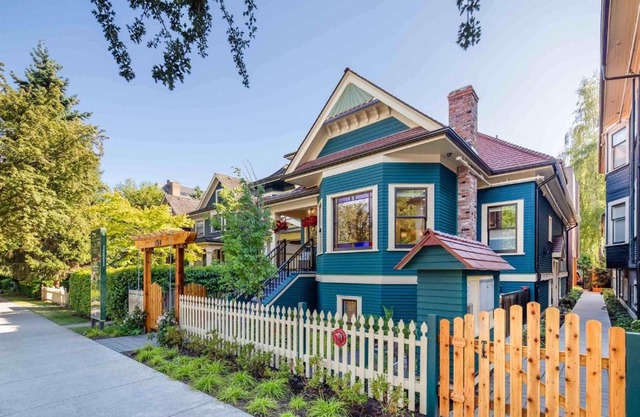 A Gentle Hideaway in the Urban Forest WEST END downtown Vancouver