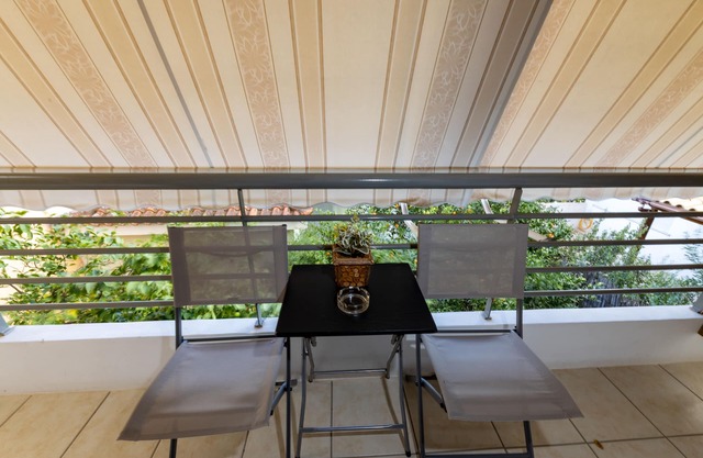 A&J Apartments or Rooms athens airport
