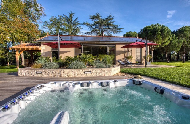 A little house in the meadow, with private spa on its terrace, sleeps 4.