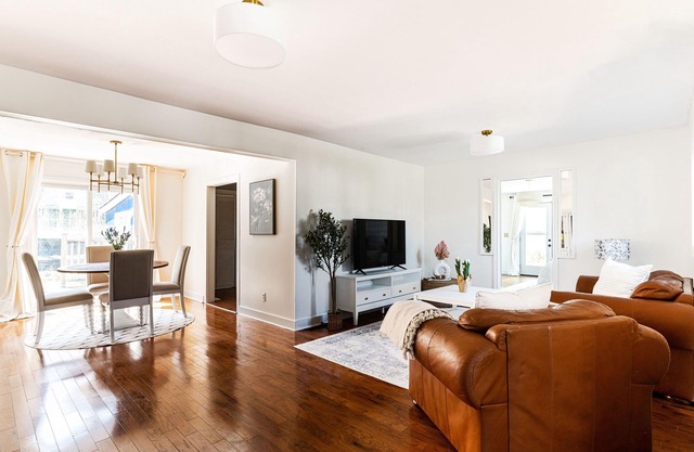 A+ Location! Steps to Old Town & To Lake Ontario!