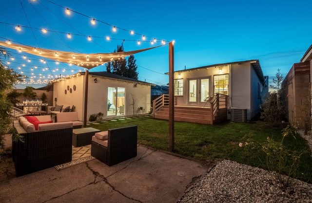 A MILLION DOLLAR HOUSE WITH MAIN and GUEST HOUSE TO EXPERIENCE LA VACATION