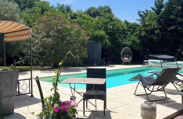 A peaceful haven with swimming pool, 20 minutes from Bordeaux and its vineyards.