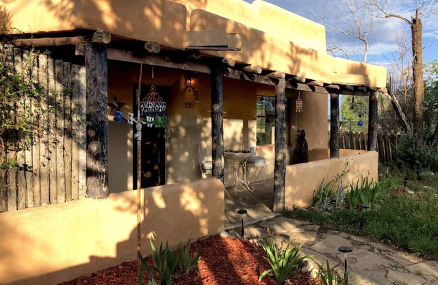 A Quaint 2 bedroom/2 Bath just minutes from the Taos Town Plaza