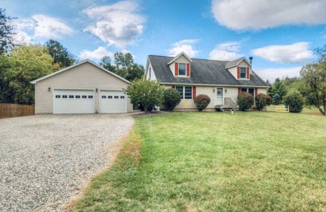 A Quiet Country Getaway sleeps up to 19 Close to MSU