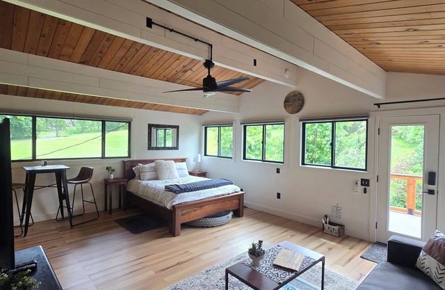 A Restful Studio Near a Creek and Forest - Pets