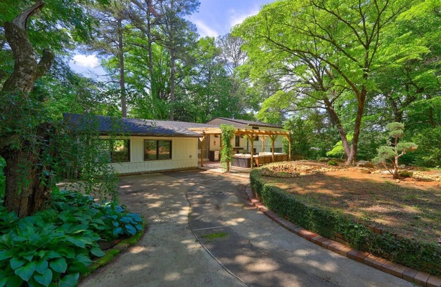 A Retreat Home of 4-bedrooms Conviniently Located in the Heart of Atlanta