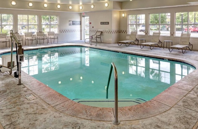 A Short Drive Away from Glen Amphitheatre! 3 Family-friendly Suites, Breakfast