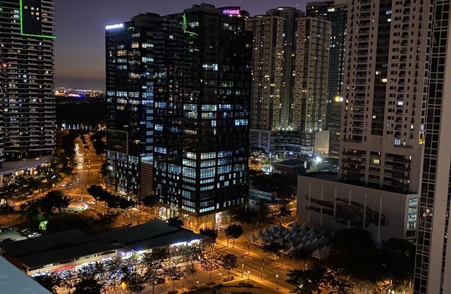 A spacious and luxury 1BD1BR condo on High Street