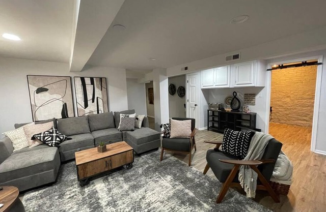 A Stylish & Cozy Apartment near Downtown Chicago