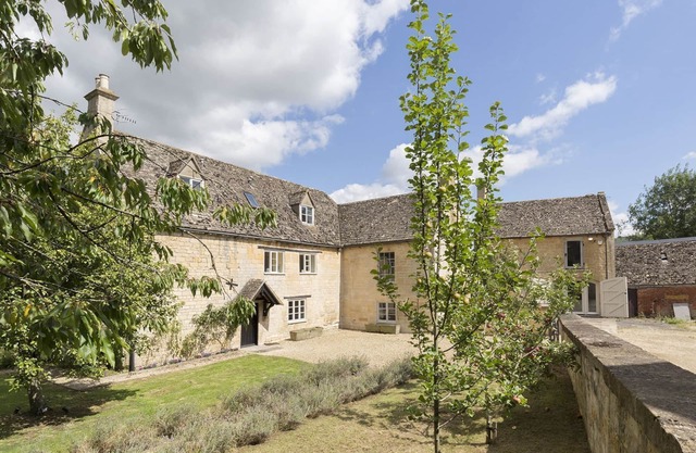 A sudeley castle cottage that sleeps 14 guests in 7 bedrooms