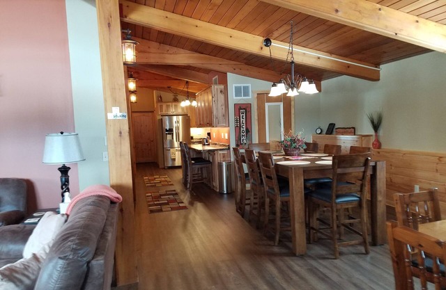 A TOUCH OF COUNTRY LIVING Minutes from Madison