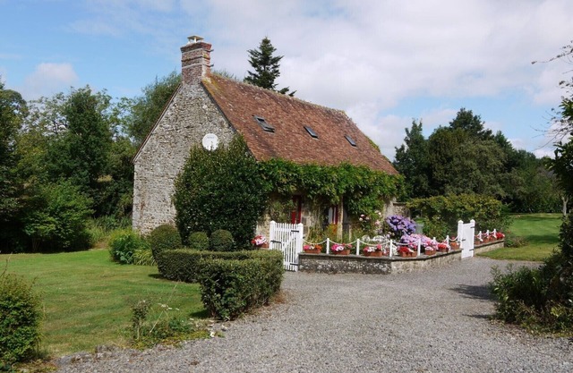 A traditional farmhouse in a tranquil rural setting. Sleeps 6 in 3 bedrooms.