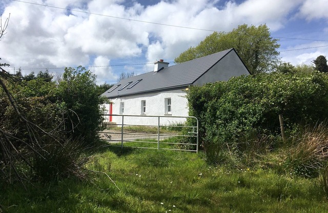 A traditional two Bed farmhouse that can host 4 guests in rural County Limerick.