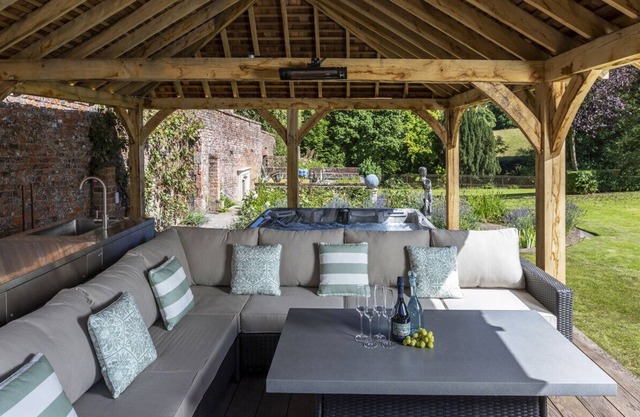 A Tranquil Scottish Retreat by Loch Lomond, 7 bedroom country house sleeping 14 guests