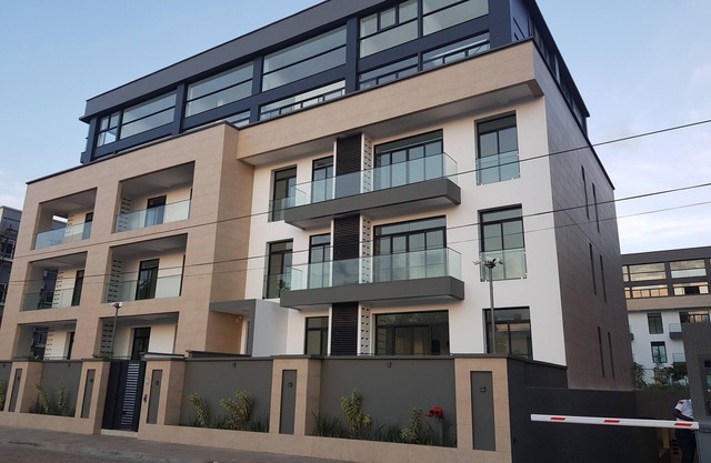 A versatile newly built studio in secure, upscale and central location