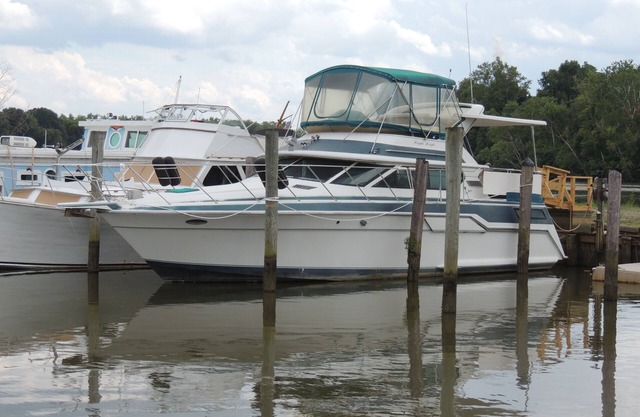 A VERY NICE 43' YACHT WITH LONG RIVER VIEWS AND ONSITE RIVERSIDE DINING