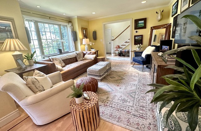 A Victorian Garden Retreat near beach, trails, SF, Silicon Valley- ldry +prkg