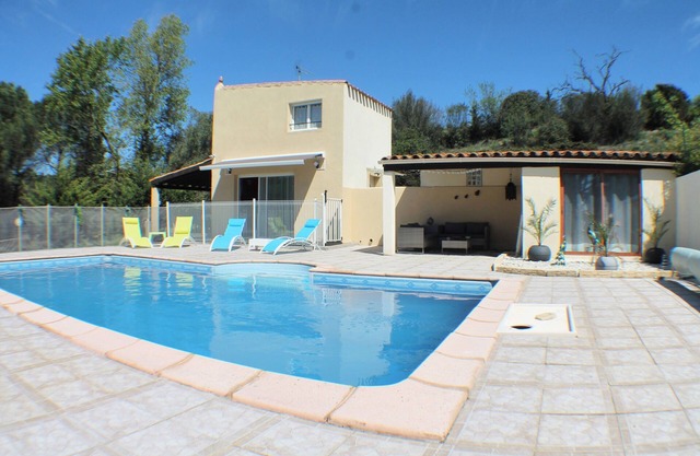 A Villedubert, Proche du Canal du Midi, Gîte Indépendant Avec Piscine