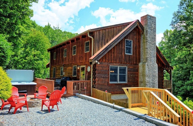 A Wooded Escape-Open for Bookings! Hot tub, pool table, Fire Pit, Wi-Fi