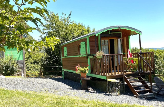 A wooden caravan at Domaine de la Morétie