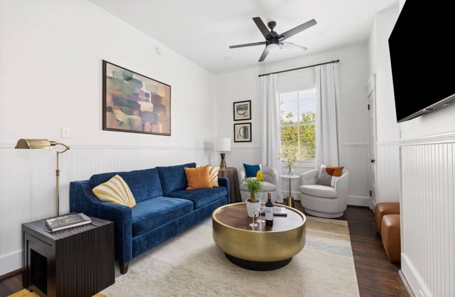 A4 at Saint Philip Square, One Block to King, Top Floor Courtyard View Apartment