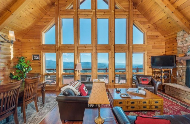 Above the Clouds Log Cabin, Hot Tub & Views!