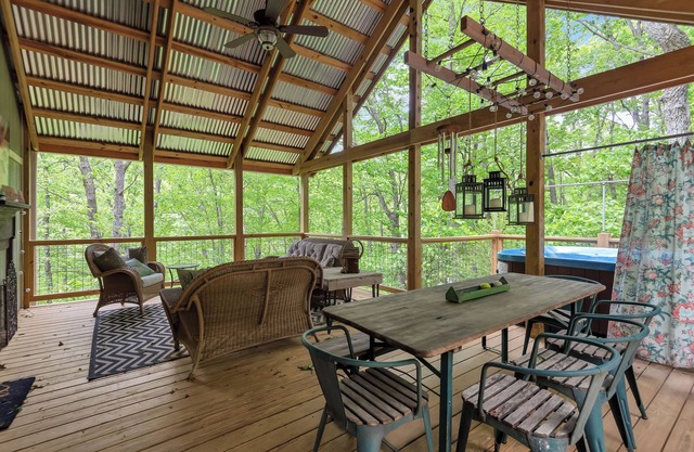 Above The New River - Hot Tub + New Listing!